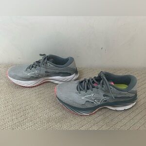 Mizuno Gray, White, Pink Women’s Running Shoes Size 7.5